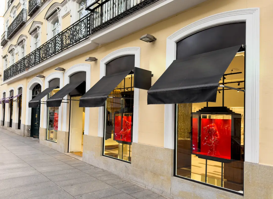 Façade vitrine de magasin en aluminium sur mesure à Six-Fours-les-Plages